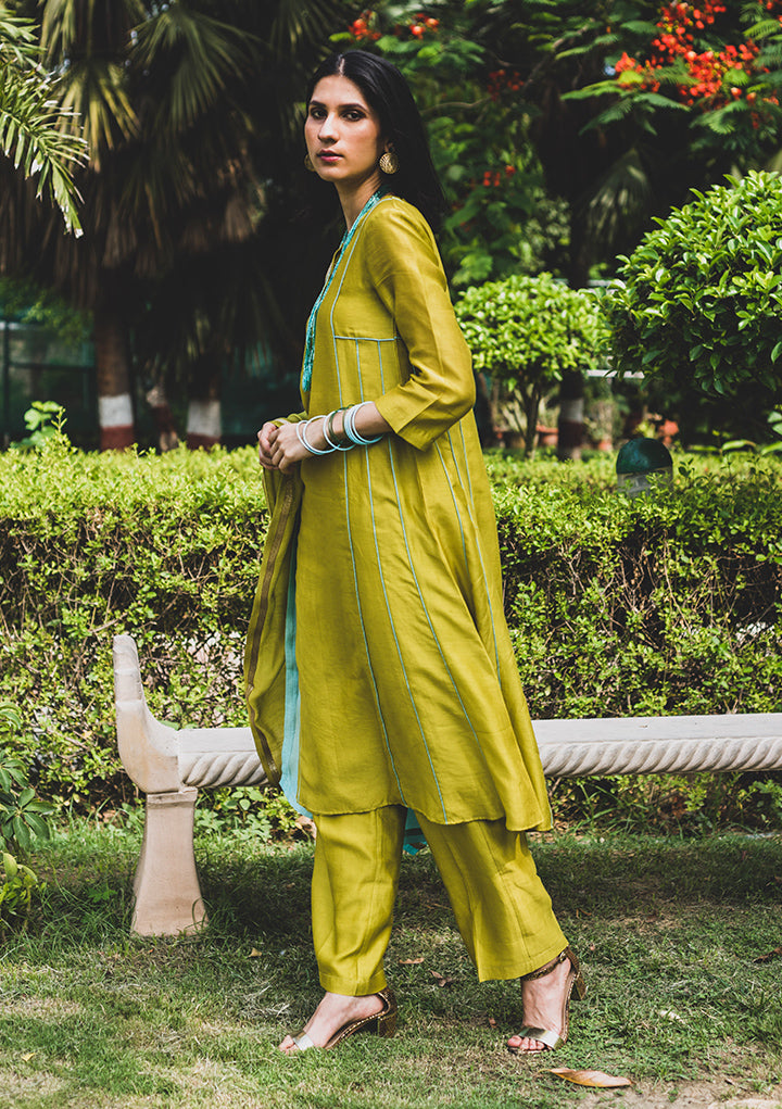 7 Mehndi contrast dress ideas | contrast dress, combination dresses,  gharara designs